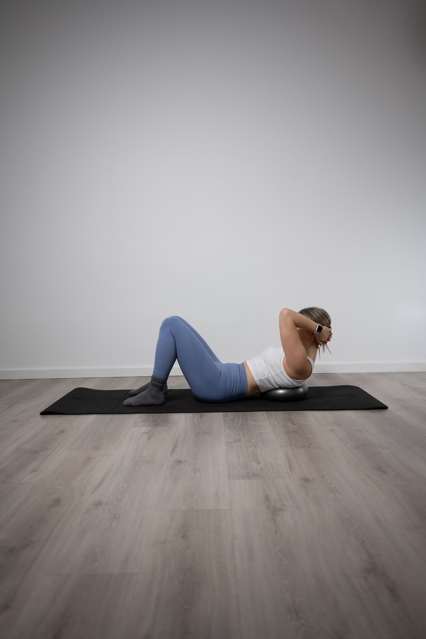 Matten-Pilates Übung: Crunch-Variante mit Ball zur Nackenunterstützung